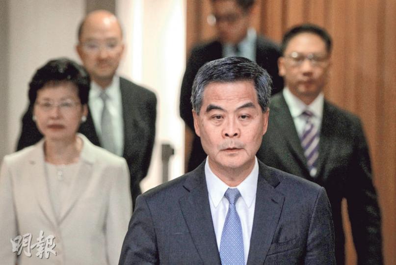 政改方案被否決3個多小時後,特首梁振英(前)聯同政改三人組會見記者,梁在會上為建制派護航,多番強調42名建制派議員一直毫不動搖地支持政改方案;斥投下反對票的議員,是煞停了香港的民主進程。(李澤彤攝) 政改方案被否決3個多小時後,特首梁振英(前)聯同政改三人組會見記者,梁在會上為建制派護航,多番強調42名建制派議員一直毫不動搖地支持政改方案;斥投下反對票的議員,是煞停了香港的民主進程。(李澤彤攝)