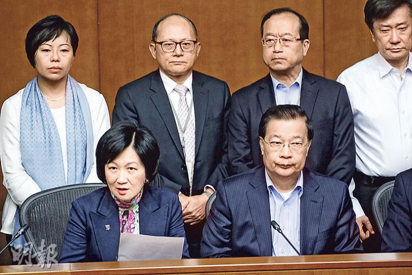 新民黨主席葉劉淑儀（前左）上月中接受訪問時，曾稱政制如原地踏步繼續由1200名選委選特首，現任梁振英有很大連任優勢，她「何必陪跑呢？」葉太昨日被問到是否不會再參選2017年特首選舉時，稱昨日政改「撻Q也很震驚」，特首選舉一事要先好好考慮。（郭慶輝攝）