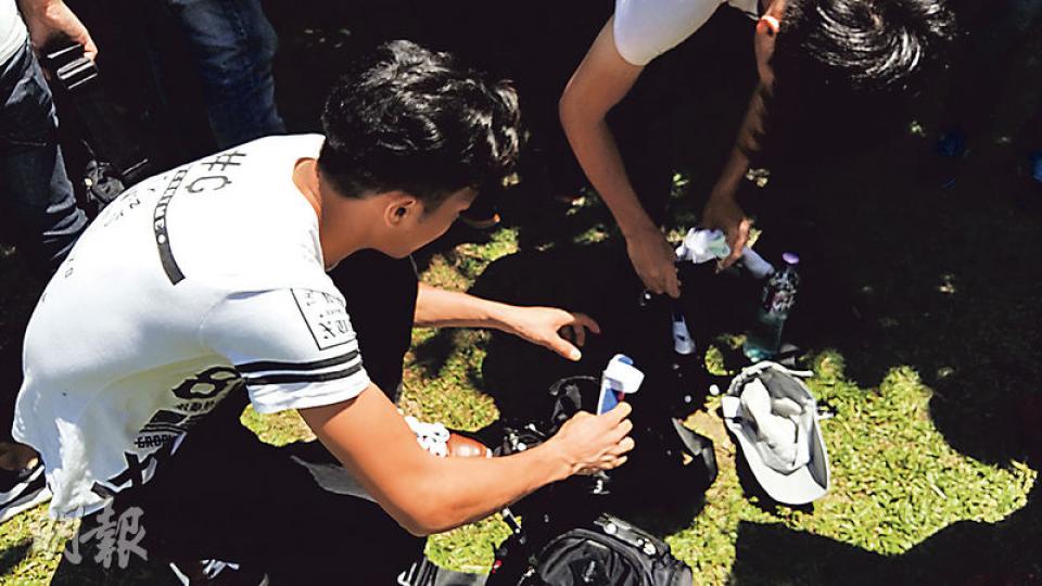 一些支持政改方案的示威者在立法會表決後離開添馬公園,多名「白衫73帽口罩人」更卸下了塑膠護墊等裝備,並交回現場其中一人收起。(鄧力行攝)立法會否決2017年特首選舉方案後,大批「冧把人」前往添馬公園整裝休息,更衣預備離開。(余俊亮攝)政改方案遭否決後,有反政改方案者撐起黃傘,高興得互相擁抱。(岑詠欣攝) 一些支持政改方案的示威者在立法會表決後離開添馬公園,多名「白衫73帽口罩人」更卸下了塑膠護墊等裝備,並交回現場其中一人收起。(鄧力行攝)立法會否決2017年特首選舉方案後,大批「冧把人」前往添馬公園整裝休息,更衣預備離開。(余俊亮攝)政改方案遭否決後,有反政改方案者撐起黃傘,高興得互相擁抱。(岑詠欣攝)