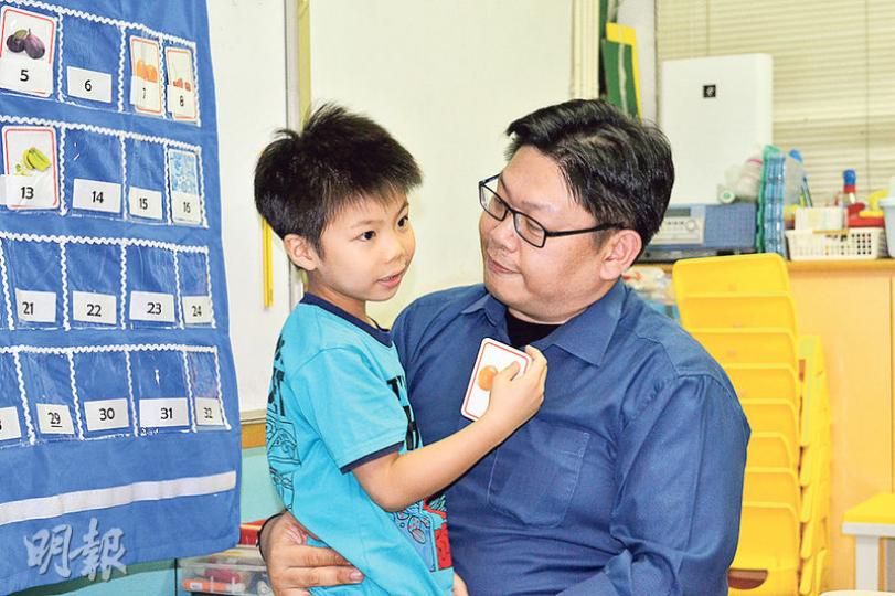 本在中學任職副校長的林偉邦，為照顧一對有自閉症及自閉傾向的兒子，寧願放棄高薪厚職，換來更多陪伴他們的時間。圖左為他的5歲半小兒子思恆。（黃文雋攝）