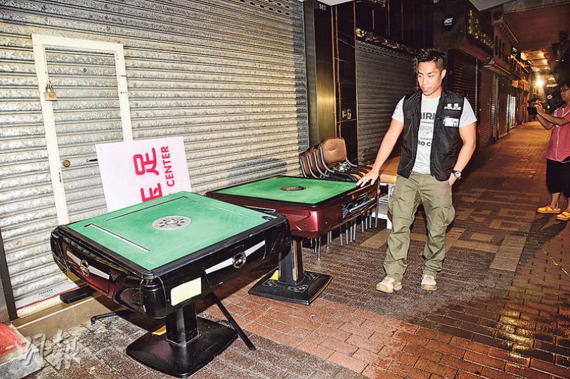 警方派員放蛇在廣東道搗破無牌按摩院及非法賭檔,帶走電動麻將枱等多項證物。(蔡方山攝) 警方派員放蛇在廣東道搗破無牌按摩院及非法賭檔,帶走電動麻將枱等多項證物。(蔡方山攝)