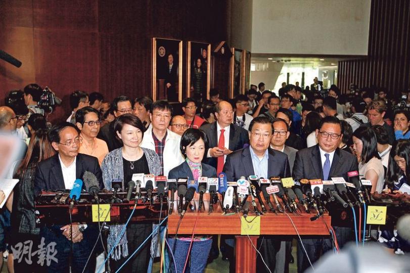 建制派表示,為了等候劉皇發趕回立法會投票,31名建制派議員在5分鐘表決鐘響起後離開會議廳,想令會議法定人數不足而拖延點人數,盼擠出15分鐘給劉皇發。由於有建制派議員沒有離場,最終30多名建制派議員未有投票。他們之後會見記者,逐一向公眾道歉。(郭慶輝攝)22名民主派立法會議員在政改方案否決後,在立法會會議廳內拉起橫額合照,要求重啟政改,表明爭取真普選永不放棄。(李澤彤攝)立法會經過兩日共9個多小時辯論、41名議員發言,完成審議政改方案。政府與建制派一直表示方案獲主流民意支持,但由於表決時建制派議員 建制派表示,為了等候劉皇發趕回立法會投票,31名建制派議員在5分鐘表決鐘響起後離開會議廳,想令會議法定人數不足而拖延點人數,盼擠出15分鐘給劉皇發。由於有建制派議員沒有離場,最終30多名建制派議員未有投票。他們之後會見記者,逐一向公眾道歉。(郭慶輝攝)22名民主派立法會議員在政改方案否決後,在立法會會議廳內拉起橫額合照,要求重啟政改,表明爭取真普選永不放棄。(李澤彤攝)立法會經過兩日共9個多小時辯論、41名議員發言,完成審議政改方案。政府與建制派一直表示方案獲主流民意支持,但由於表決時建制派議員