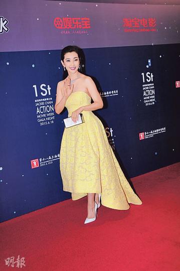 李冰冰穿上黃色低胸長裙亮相支持成龍。(攝影﹕梁榮達)張靜初性感亮相,與洪金寶行紅地氈。(攝影﹕梁榮達)成龍籌備動作電影周,希望為武打行業出一分力。(攝影﹕梁榮達)李易峰(右)在內地人氣強勁,希望與成龍合作,他與程小東(左)行紅地氈。(攝影﹕梁榮達)錢嘉樂與陳勳奇讚揚成龍對電影圈的貢獻。(攝影﹕梁榮達) 李冰冰穿上黃色低胸長裙亮相支持成龍。(攝影﹕梁榮達)張靜初性感亮相,與洪金寶行紅地氈。(攝影﹕梁榮達)成龍籌備動作電影周,希望為武打行業出一分力。(攝影﹕梁榮達)李易峰(右)在內地人氣強勁,希望與成龍合作,他與程小東(左)行紅地氈。(攝影﹕梁榮達)錢嘉樂與陳勳奇讚揚成龍對電影圈的貢獻。(攝影﹕梁榮達)