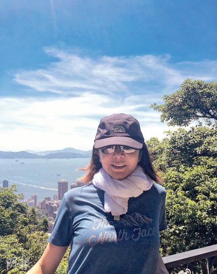 素顏的關之琳亦響應發哥行山對身體好。（微博圖片）關之琳再被傳患腦癌，她昨日精神奕奕去行山懶理傳聞。（微博圖片）