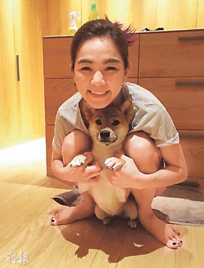 Ella替愛犬布丁畫了眉毛,人狗都有同款眉毛,認真搞笑!(微博圖片) Ella替愛犬布丁畫了眉毛,人狗都有同款眉毛,認真搞笑!(微博圖片)