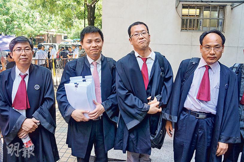 為三名被告辯護的6名律師今日齊齊穿律師袍上庭,(從左到右)葛文秀、張雪忠、隋牧青、劉正清。(明報記者攝) 為三名被告辯護的6名律師今日齊齊穿律師袍上庭,(從左到右)葛文秀、張雪忠、隋牧青、劉正清。(明報記者攝)