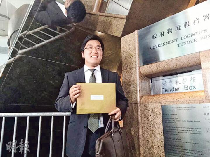 長洲花屏路地皮昨天截標,據悉入標發展商除信置外,另收3份標書。圖為信置代表入標書情况。(蘇智鑫攝) 長洲花屏路地皮昨天截標,據悉入標發展商除信置外,另收3份標書。圖為信置代表入標書情况。(蘇智鑫攝)