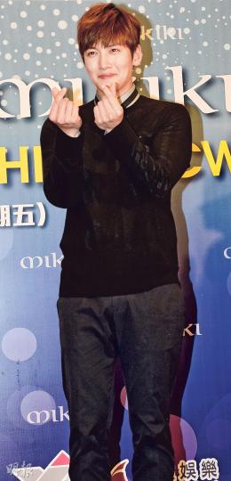 池昌旭做搞笑手勢賣萌冧粉絲。(攝影:鍾偉茵、梁迺楠)池昌旭香港站粉絲見面會未受新SARS疫情影響,昨午他來港時將口罩拉至嘴下示人。(攝影:鍾偉茵、梁迺楠)池昌旭幾經辛苦終於準備登車,但仍被粉絲重重包圍,要保安輕按他的頭保護他。(攝影:鍾偉茵、梁迺楠) 池昌旭做搞笑手勢賣萌冧粉絲。(攝影:鍾偉茵、梁迺楠)池昌旭香港站粉絲見面會未受新SARS疫情影響,昨午他來港時將口罩拉至嘴下示人。(攝影:鍾偉茵、梁迺楠)池昌旭幾經辛苦終於準備登車,但仍被粉絲重重包圍,要保安輕按他的頭保護他。(攝影:鍾偉茵、梁迺楠)