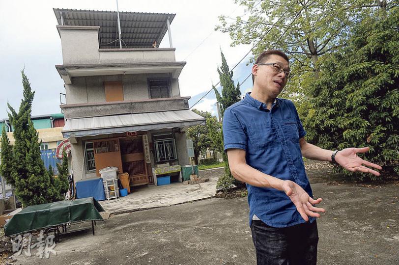 沙洲里二村村民代表司徒求新表示,其村屋毗鄰不會清拆的護老院,未知需否清拆。他說該村近年開始老化,即使今次當局提出原區安置,合資格村民可上公屋,亦有長者因不適應而拒絕。(余俊亮攝) 沙洲里二村村民代表司徒求新表示,其村屋毗鄰不會清拆的護老院,未知需否清拆。他說該村近年開始老化,即使今次當局提出原區安置,合資格村民可上公屋,亦有長者因不適應而拒絕。(余俊亮攝)