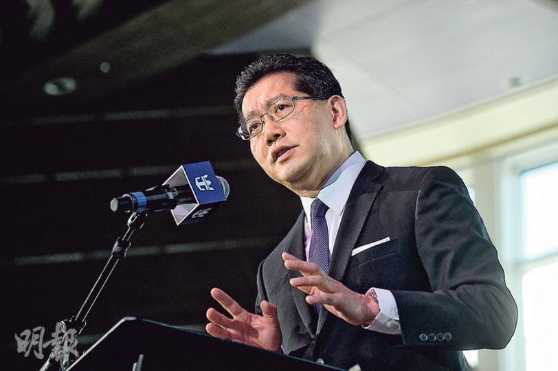 商務及經濟發展局長蘇錦樑昨日回應政改被否決,他呼籲社會聚焦經濟,雖然政改方案未能通過很可惜,但必須向前看,目前有很多民生和經濟方面的發展需要努力。(蘇智鑫攝) 商務及經濟發展局長蘇錦樑昨日回應政改被否決,他呼籲社會聚焦經濟,雖然政改方案未能通過很可惜,但必須向前看,目前有很多民生和經濟方面的發展需要努力。(蘇智鑫攝)