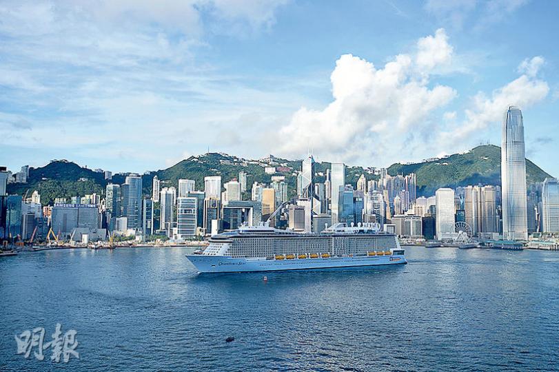 全球第三大的國際郵輪「海洋量子號」昨晨駛入維多利亞港,停泊在啟德郵輪碼頭,是開埠以來最大的訪港郵輪。(蘇智鑫攝)「海洋量子號」(左)全長348米,相當於3個足球場,提供2090間豪華包廂,當中超過八成為海景房間。(蘇智鑫攝)高300呎的北極星觀景台North Star,伸至最高與美國自由女神像的高度相若,每次可容納14人,每程約15分鐘,可讓人從高處360度飽覽景色。如天氣許可,吊臂可24小時開放,客人可凌晨在玻璃艙觀星及看日出。(蘇智鑫攝)「海洋量子號」甲板設有模擬飛行器,即在大膠筒內開一把超 全球第三大的國際郵輪「海洋量子號」昨晨駛入維多利亞港,停泊在啟德郵輪碼頭,是開埠以來最大的訪港郵輪。(蘇智鑫攝)「海洋量子號」(左)全長348米,相當於3個足球場,提供2090間豪華包廂,當中超過八成為海景房間。(蘇智鑫攝)高300呎的北極星觀景台North Star,伸至最高與美國自由女神像的高度相若,每次可容納14人,每程約15分鐘,可讓人從高處360度飽覽景色。如天氣許可,吊臂可24小時開放,客人可凌晨在玻璃艙觀星及看日出。(蘇智鑫攝)「海洋量子號」甲板設有模擬飛行器,即在大膠筒內開一把超