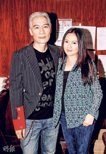 潘源良攬實低調來捧場的女友李麗珍合攝。（攝影/記者﹕楊安莉）潘源良在台上公開向珍妹示愛，全場目光及大會射燈都對着珍妹，令珍妹妹害羞得以雙手掩臉。（攝影/記者﹕楊安莉）陳慧嫻自爆曾暗戀過潘源良，對當年的事更記得非常清楚。（攝影/記者﹕楊安莉）陳慧嫻憶述曾到潘源良家中飲香蕉芒果奶昔，潘源良稱沒有記憶，慧嫻即時耳語提醒對方。（攝影/記者﹕楊安莉）沙麗笑潘源良寫很多女人歌，但轉個頭卻又可以寫馬經。（攝影/記者﹕楊安莉）林子祥自爆刻意找套灰色西裝來襯潘源良的髮色。（攝影/記者﹕楊安莉）軒仔的鮮紅髮色特別搶