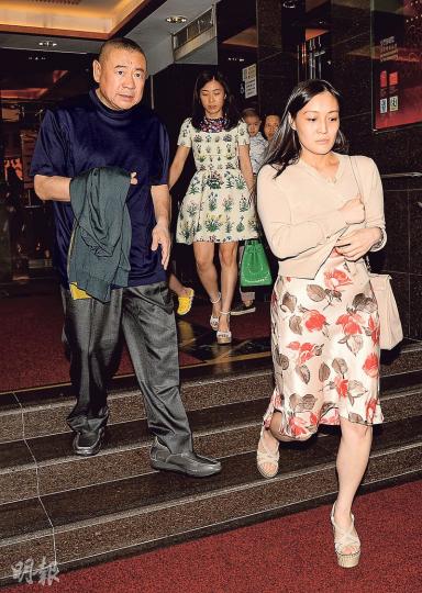 劉鑾雄與女兒劉秀融、甘比與兒子昨日端午節齊齊食飯做節。(攝影:鍾偉茵)呂麗君與子女離開福臨門,兒子子鋒非常活躍。(攝影:鍾偉茵)大劉與甘比及女兒秀樺、兒子仲學到商場欣賞吳若希的演出。(攝影:鍾偉茵)甘比女兒秀樺喜歡聽吳若希唱歌又上台玩遊戲。(攝影:鍾偉茵) 劉鑾雄與女兒劉秀融、甘比與兒子昨日端午節齊齊食飯做節。(攝影:鍾偉茵)呂麗君與子女離開福臨門,兒子子鋒非常活躍。(攝影:鍾偉茵)大劉與甘比及女兒秀樺、兒子仲學到商場欣賞吳若希的演出。(攝影:鍾偉茵)甘比女兒秀樺喜歡聽吳若希唱歌又上台玩遊戲。(攝影:鍾偉茵)
