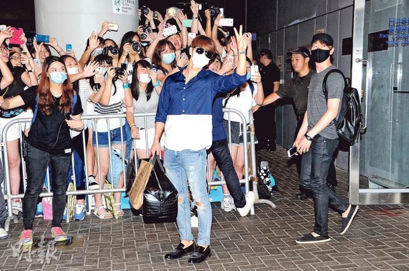 SJ東海和銀赫前晚由韓國抵港,逾百粉絲接機,兩人識做地停步向兩旁粉絲舉V和揮手打招呼,即引起粉絲震耳欲聾的尖叫聲。(攝影﹕鍾偉茵)東海上車後即揮動手機的閃光燈向車外的粉絲道別。(攝影﹕鍾偉茵) SJ東海和銀赫前晚由韓國抵港,逾百粉絲接機,兩人識做地停步向兩旁粉絲舉V和揮手打招呼,即引起粉絲震耳欲聾的尖叫聲。(攝影﹕鍾偉茵)東海上車後即揮動手機的閃光燈向車外的粉絲道別。(攝影﹕鍾偉茵)