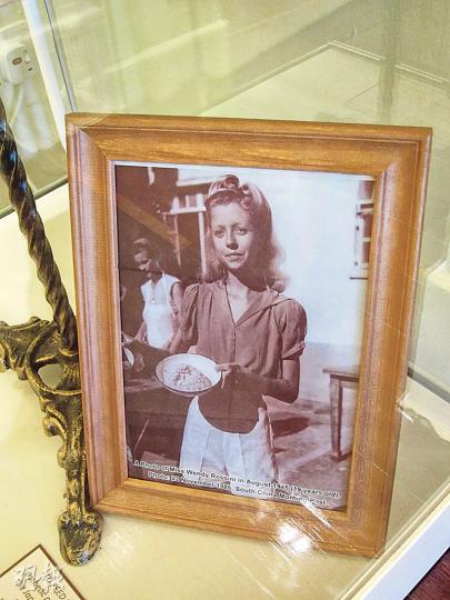 她是其中一名拘留者,來自英國的Wendy Rossini,照片顯示在1945年拘留營裏的糧食分配,每天只有一盤米糊,竟要供養五名成人。(李寶瑜攝)三號平房後的文物館,收藏了各種珍貴文物,此為二戰時期,在宿舍洗衣房供宿生使用的鐵熨斗。(李寶瑜攝)3號平房,仍然保留一層結構,外牆及門窗重新髹油,背後為文物館,曾有學生在這裏發現戰時子彈。(劉焌陶攝)馬田宿舍,在一九三一年建成,現在為二級歷史建築,同樣保留了歐洲建築風格。(劉焌陶攝)馬田宿舍地下的飯堂,可見地板的小階磚、窗框仍是舊式設計,保留了當時的環 她是其中一名拘留者,來自英國的Wendy Rossini,照片顯示在1945年拘留營裏的糧食分配,每天只有一盤米糊,竟要供養五名成人。(李寶瑜攝)三號平房後的文物館,收藏了各種珍貴文物,此為二戰時期,在宿舍洗衣房供宿生使用的鐵熨斗。(李寶瑜攝)3號平房,仍然保留一層結構,外牆及門窗重新髹油,背後為文物館,曾有學生在這裏發現戰時子彈。(劉焌陶攝)馬田宿舍,在一九三一年建成,現在為二級歷史建築,同樣保留了歐洲建築風格。(劉焌陶攝)馬田宿舍地下的飯堂,可見地板的小階磚、窗框仍是舊式設計,保留了當時的環