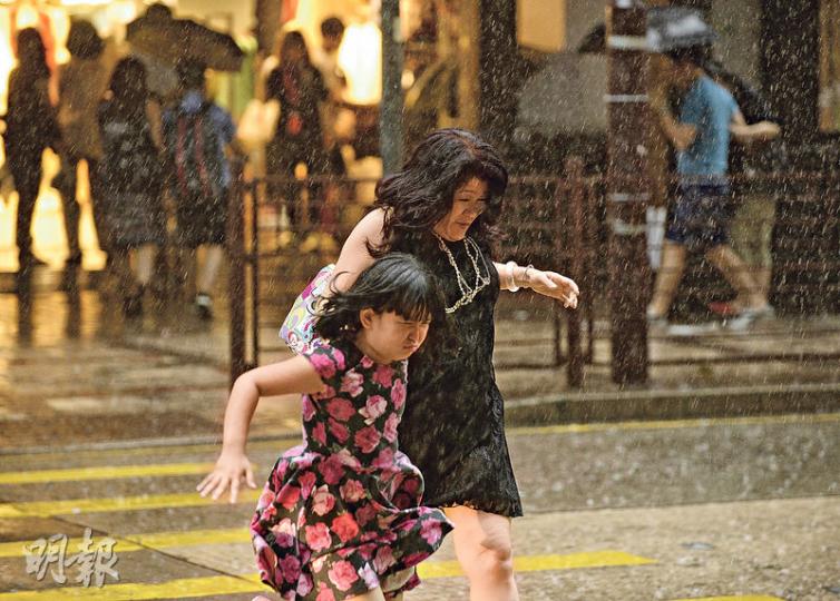 「鯨魚」昨午為本港帶來狂風驟雨,不少市民因沒攜帶雨具,好不狼狽。 (余俊亮攝)(余俊亮攝) 「鯨魚」昨午為本港帶來狂風驟雨,不少市民因沒攜帶雨具,好不狼狽。 (余俊亮攝)(余俊亮攝)