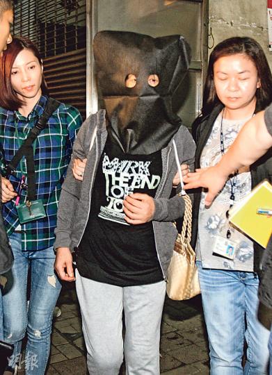 保健中心陳姓女負責人昨晚被警方帶返警署助查,其後被捕。(伍浦鋒攝)警方在現場帶走一批證物,包括疑為女死者電擊的儀器。(伍浦鋒攝)涉事「鉅泰通絡理療中心」位於大角嘴福全工廠大廈11樓,該樓層「門中有門」,所有人要經過第一道有密碼鎖的大門(圖),才能前往不同單位。(黎芷欣攝) 保健中心陳姓女負責人昨晚被警方帶返警署助查,其後被捕。(伍浦鋒攝)警方在現場帶走一批證物,包括疑為女死者電擊的儀器。(伍浦鋒攝)涉事「鉅泰通絡理療中心」位於大角嘴福全工廠大廈11樓,該樓層「門中有門」,所有人要經過第一道有密碼鎖的大門(圖),才能前往不同單位。(黎芷欣攝)
