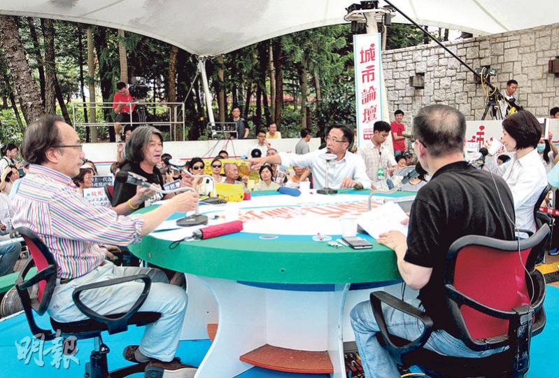 公民黨梁家傑(左一)昨出席港台《城市論壇》時批評建制派議員連日「排隊」到中聯辦,為未有支持政改解畫,不過自由黨田北俊(左三)及民建聯李慧琼(右一)都認為議員和中聯辦溝通「無可厚非」。(李澤彤攝) 公民黨梁家傑(左一)昨出席港台《城市論壇》時批評建制派議員連日「排隊」到中聯辦,為未有支持政改解畫,不過自由黨田北俊(左三)及民建聯李慧琼(右一)都認為議員和中聯辦溝通「無可厚非」。(李澤彤攝)