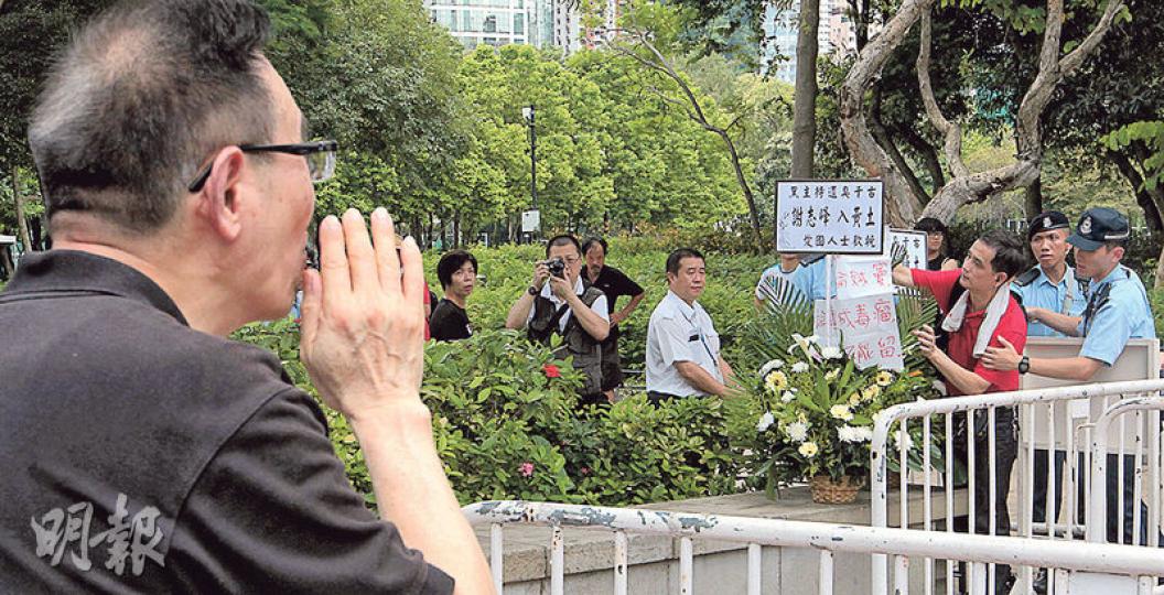 噚日《城市論壇》完結後,有市民向主持謝志峰(左)送兩個花牌,其中一個寫有「謝志峰入黃土」,另一個寫住「塵歸塵、土歸土」,花牌下款係「愛國人士歡輓」。(李澤彤攝) 噚日《城市論壇》完結後,有市民向主持謝志峰(左)送兩個花牌,其中一個寫有「謝志峰入黃土」,另一個寫住「塵歸塵、土歸土」,花牌下款係「愛國人士歡輓」。(李澤彤攝)