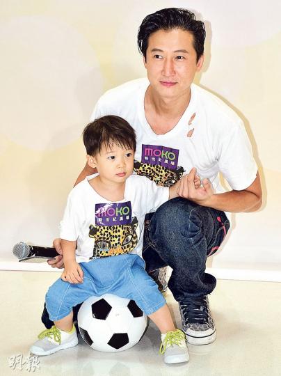 洪天明與兩歲半的洪大仁穿父子裝亮相商場活動。(攝影:梁迺楠) 洪天明與兩歲半的洪大仁穿父子裝亮相商場活動。(攝影:梁迺楠)