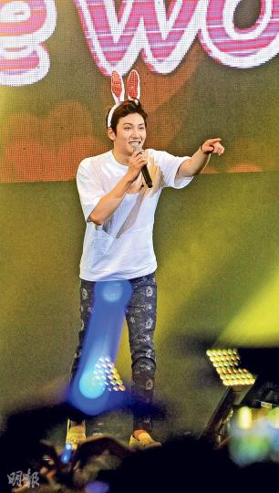 池昌旭戴上兔仔耳以萌爆造型與粉絲互動。(攝影/記者:陳釗)池昌旭在台上用半鹹半淡廣東話跟粉絲說:「我正唔正?我好掛住你哋!」(攝影/記者:陳釗)池昌旭將第一次塗指甲油獻給幸運粉絲,難怪女粉絲笑到見牙唔見眼!(攝影/記者:陳釗)雖然韓國「新SARS」疫情持續,但無礙池昌旭跟粉絲零距離攬攬。(攝影/記者:陳釗)一眾粉絲湧上前送禮物,相信池昌旭收禮都收到手軟。(攝影/記者:陳釗) 池昌旭戴上兔仔耳以萌爆造型與粉絲互動。(攝影/記者:陳釗)池昌旭在台上用半鹹半淡廣東話跟粉絲說:「我正唔正?我好掛住你哋!」(攝影/記者:陳釗)池昌旭將第一次塗指甲油獻給幸運粉絲,難怪女粉絲笑到見牙唔見眼!(攝影/記者:陳釗)雖然韓國「新SARS」疫情持續,但無礙池昌旭跟粉絲零距離攬攬。(攝影/記者:陳釗)一眾粉絲湧上前送禮物,相信池昌旭收禮都收到手軟。(攝影/記者:陳釗)
