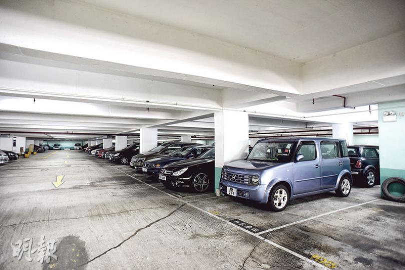 鰂魚涌南豐新邨車位,售價73萬至138萬元,今年暫錄12個登記成交。(陳淑安攝)資深投資者陳秉志、蔡志忠及羅珠雄合組財團於今年購入的柴灣永利中心(圖)約200個車位,目前於市場上拆售其中約70個,售價由85萬至120多萬元,較其買入價平均約45萬元貴一倍以上。(陳淑安攝) 鰂魚涌南豐新邨車位,售價73萬至138萬元,今年暫錄12個登記成交。(陳淑安攝)資深投資者陳秉志、蔡志忠及羅珠雄合組財團於今年購入的柴灣永利中心(圖)約200個車位,目前於市場上拆售其中約70個,售價由85萬至120多萬元,較其買入價平均約45萬元貴一倍以上。(陳淑安攝)
