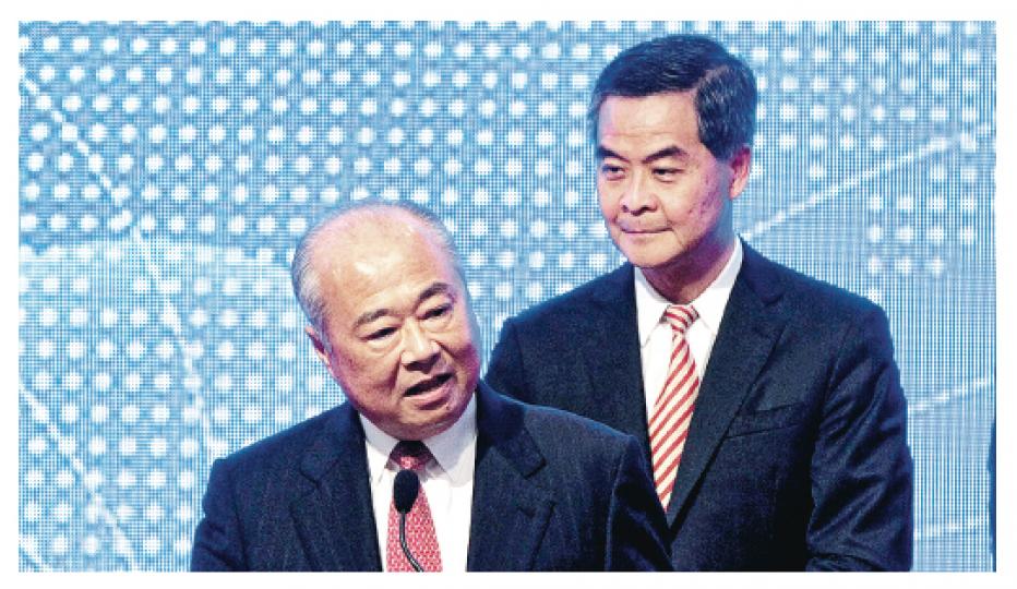 在昨日的慶祝上市15周年酒會上,港交所主席周松崗(左)及行政總裁李小加均表示,深港通準備工作正常,下半年會推出。右為特首梁振英出席酒會。(李澤彤攝) 在昨日的慶祝上市15周年酒會上,港交所主席周松崗(左)及行政總裁李小加均表示,深港通準備工作正常,下半年會推出。右為特首梁振英出席酒會。(李澤彤攝)