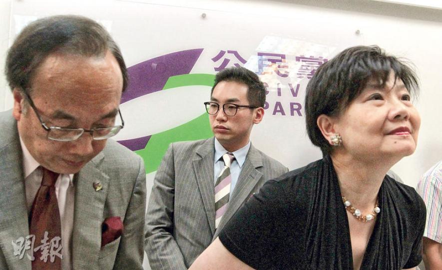 公民黨黨魁梁家傑(左起)、新界東支部主席楊岳橋、主席余若薇昨與該黨10多名執委召開記者會,回應湯家驊退黨辭議員。被湯家驊點名稱應該代該黨出戰補選的楊岳橋沒正面回應會否參選,只稱一切聽黨方決定。(李澤彤攝) 公民黨黨魁梁家傑(左起)、新界東支部主席楊岳橋、主席余若薇昨與該黨10多名執委召開記者會,回應湯家驊退黨辭議員。被湯家驊點名稱應該代該黨出戰補選的楊岳橋沒正面回應會否參選,只稱一切聽黨方決定。(李澤彤攝)