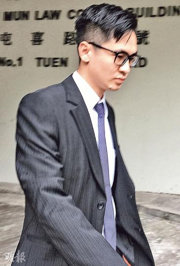 偵緝警員梁健德(圖)承認在撰寫口供紙前曾與同僚「夾時間」,他中午離庭時表現避忌,一度帶記者在法院內「遊花園」及走入「殘廁」。(王慧瓊攝)偵緝警員龔銘倫(圖)昨出庭指證被告向其同僚「批踭」,惟裁判官點名指其證供「不盡不實」。(王慧瓊攝) 偵緝警員梁健德(圖)承認在撰寫口供紙前曾與同僚「夾時間」,他中午離庭時表現避忌,一度帶記者在法院內「遊花園」及走入「殘廁」。(王慧瓊攝)偵緝警員龔銘倫(圖)昨出庭指證被告向其同僚「批踭」,惟裁判官點名指其證供「不盡不實」。(王慧瓊攝)