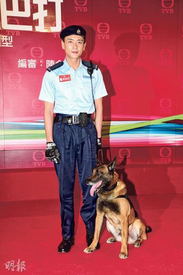 黃宗澤對警犬控制得有板有眼,他解釋因指令與家中愛犬的大同小異。(攝影:梁迺楠)朱千雪(左)與黃浩然(右)於劇中演情侶,但未知有否親熱戲?(攝影:梁迺楠) 黃宗澤對警犬控制得有板有眼,他解釋因指令與家中愛犬的大同小異。(攝影:梁迺楠)朱千雪(左)與黃浩然(右)於劇中演情侶,但未知有否親熱戲?(攝影:梁迺楠)