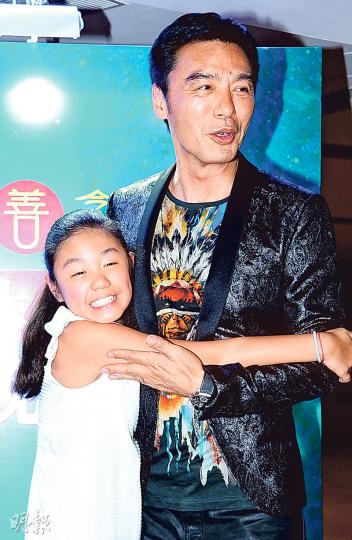 鍾鎮濤帶囡囡鍾懿獻唱《心經》,自言記性不及鍾懿好。(攝影:鍾偉茵)前晚是父親節,鍾懿徇眾要求下咀嘴爸爸阿B。(攝影:鍾偉茵)關之琳穿透視上衣出席活動,她表示每年都有傳她患病的報道,令她感煩擾。(攝影:鍾偉茵) 鍾鎮濤帶囡囡鍾懿獻唱《心經》,自言記性不及鍾懿好。(攝影:鍾偉茵)前晚是父親節,鍾懿徇眾要求下咀嘴爸爸阿B。(攝影:鍾偉茵)關之琳穿透視上衣出席活動,她表示每年都有傳她患病的報道,令她感煩擾。(攝影:鍾偉茵)