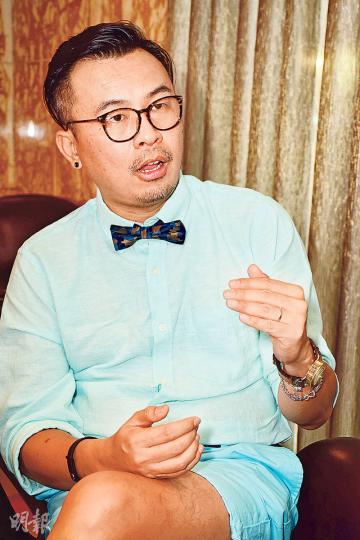 出生於馬來西亞的李建興,8歲時已迷上港產漫畫,亦為此來港打拼,與漫畫結下不解緣。(攝影﹕梁迺楠)監製李建興抱着不認輸的精神,希望改變港產漫畫的前景。(攝影﹕梁迺楠) 出生於馬來西亞的李建興,8歲時已迷上港產漫畫,亦為此來港打拼,與漫畫結下不解緣。(攝影﹕梁迺楠)監製李建興抱着不認輸的精神,希望改變港產漫畫的前景。(攝影﹕梁迺楠)