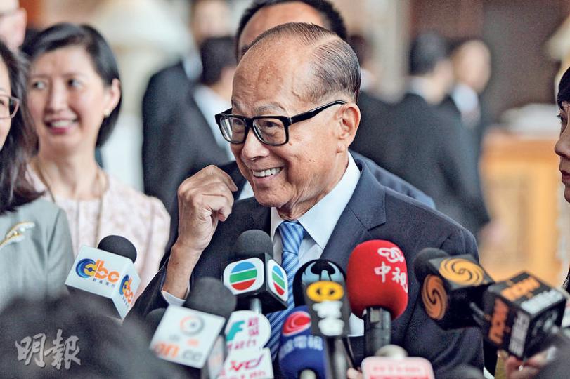 長和主席李嘉誠昨日談及在港投地時稱，「麵粉貴過麵包，當然不買」，但稱「未來一年應該會有機會（買地）」，市場人士估計該公司投地出價將更進取。（李澤彤攝）