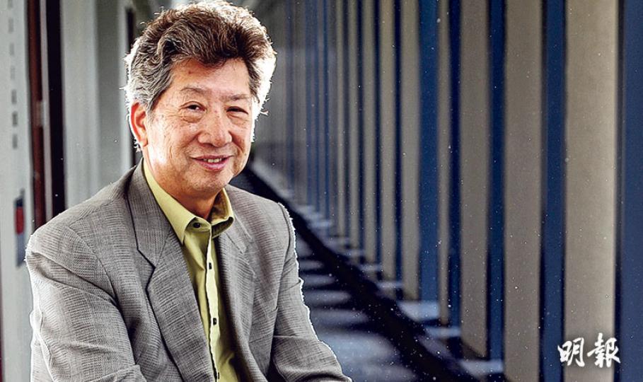除了拿起大聲公，還可如何爭取普選？前日退出公民黨的湯家驊，10月1日會正式離開立法會，全力推動其智庫「民主思路」的工作。坐在立法會辦公室走廊讓記者拍攝的他表示，希望給自己3年時間，盼在二元對立的政治環境下尋覓「第三條路」。（郭慶輝攝）