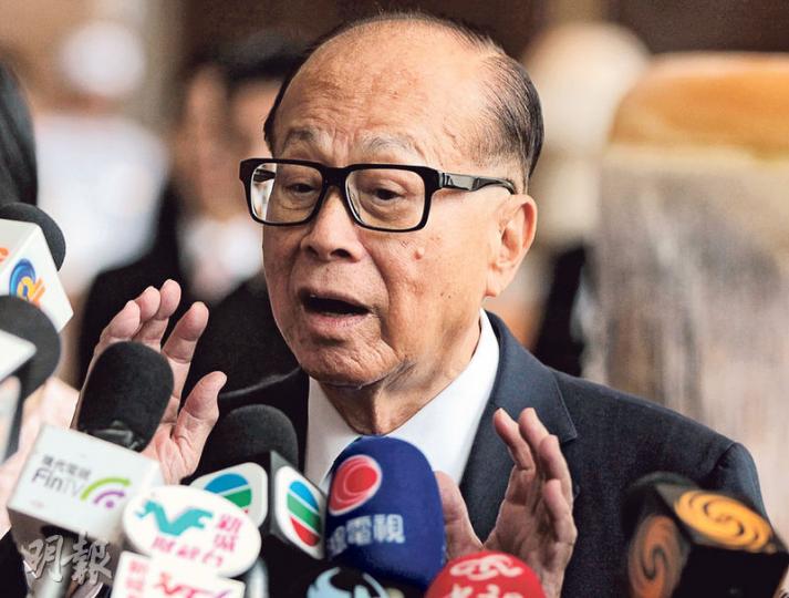 被問到政改遭否決會否有利行政長官梁振英連任，李嘉誠稱「不批評這些，太多人都在注意，我一個人講沒有用」。（李澤彤攝）