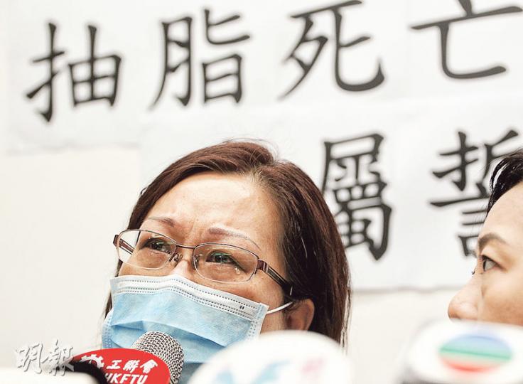 去年6月拉丁舞老師李嘉瑩抽脂後死亡，其母（左）昨舉行記者會，對女兒死亡及至今未有人負上法律責任感無奈，回想女兒離世不禁眼泛淚光。（郭慶輝攝）