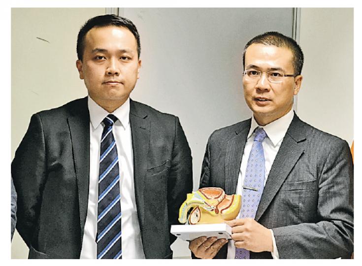 中大外科學系教授吳志輝醫生（左）表示，前列腺癌有年輕化趨勢，60歲以下患者在2003至2012年間急增2.7倍，最年輕患者更只有41歲。（黃文雋攝）