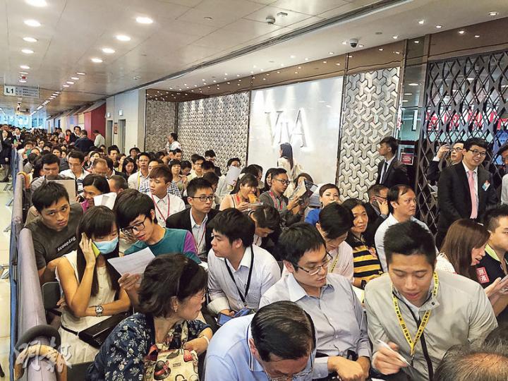 長實地產昨晚推售馬頭圍道VIVA首批50伙，估計全晚沽約45伙；現場所見，買家絕大部分為港客，並錄得約4組客人購買兩伙或以上的大手個案。（方可兒攝）