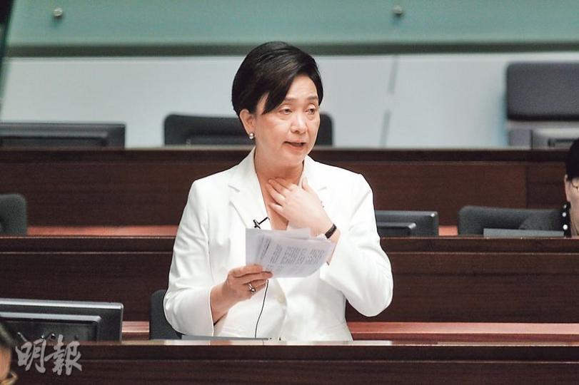 劉慧卿喉嚨痛、聲沙啞,但繼續喺立法會發言,匯報早前北歐訪問團嘅工作報告。(郭慶輝攝) 劉慧卿喉嚨痛、聲沙啞,但繼續喺立法會發言,匯報早前北歐訪問團嘅工作報告。(郭慶輝攝)