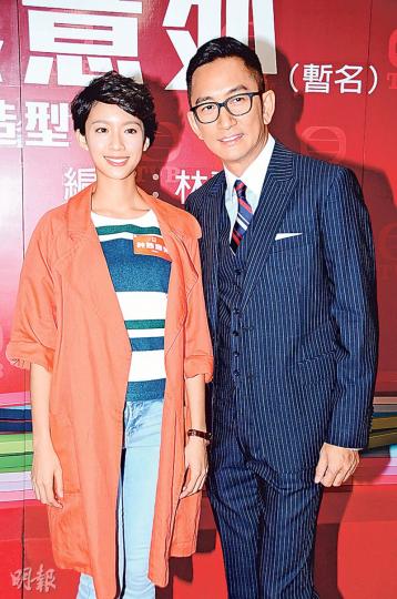 51歲的吳啟華與24歲的蔡思貝在新劇中有曖昧關係,被笑「拍拖對象」愈來愈後生。(攝影:鍾偉茵) 51歲的吳啟華與24歲的蔡思貝在新劇中有曖昧關係,被笑「拍拖對象」愈來愈後生。(攝影:鍾偉茵)