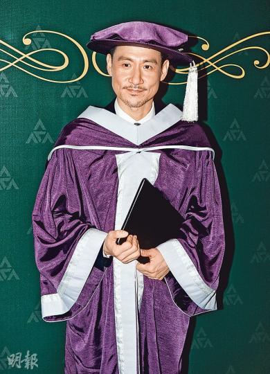 張學友獲香港演藝學院頒授「榮譽院士」,搞笑問自己穿院士袍的樣子是否很怪?(攝影:黃梓烜) 難得見到「歌神」學友,當然要「集郵」啦!(攝影:黃梓烜) 張學友獲香港演藝學院頒授「榮譽院士」,搞笑問自己穿院士袍的樣子是否很怪?(攝影:黃梓烜) 難得見到「歌神」學友,當然要「集郵」啦!(攝影:黃梓烜)