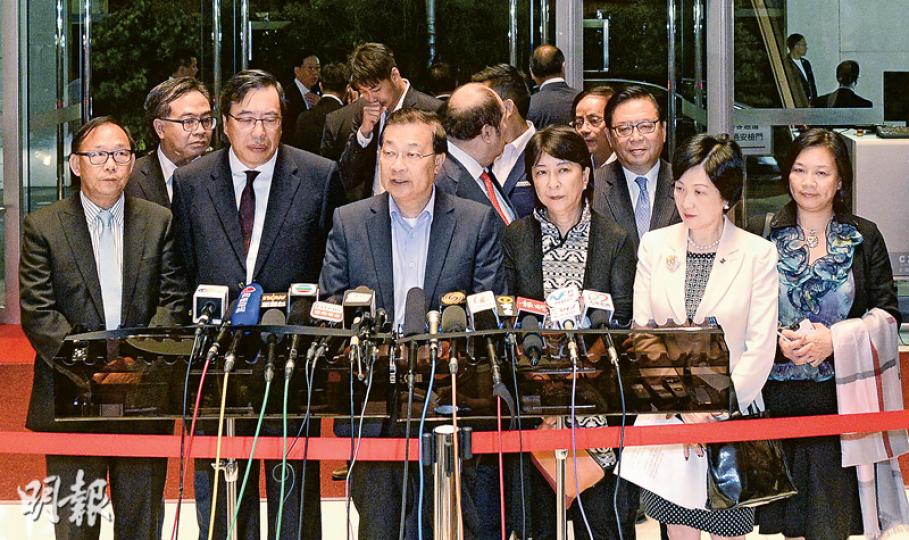 經過一個多小時與張曉明會面後,建制派40名議員離開中聯辦前,由民建聯譚耀宗(前左三)率先交代張曉明在會面上的講話,並稱張沒有就投票時建制派離場一事問責。各黨派代表亦逐一交代會面過程。(余俊亮攝) 經過一個多小時與張曉明會面後,建制派40名議員離開中聯辦前,由民建聯譚耀宗(前左三)率先交代張曉明在會面上的講話,並稱張沒有就投票時建制派離場一事問責。各黨派代表亦逐一交代會面過程。(余俊亮攝)
