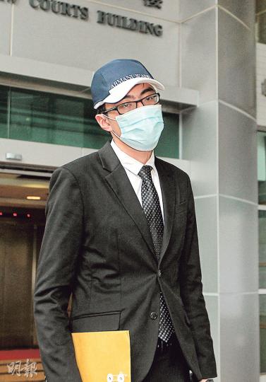來自內蒙古、於浸大就讀計算機科學系的男被告楊昊(圖),昨於九龍城裁判法院否認作出有違公德的行為罪,獲准保釋候審。(李澤彤攝)來自北京、於理大修讀全球供應鏈管理學系的女被告吳心怡(中),昨原本否認作出有違公德的行為罪,不足兩小時後突然折返法庭認罪,獲准保釋候判。(黃建邦攝) 來自內蒙古、於浸大就讀計算機科學系的男被告楊昊(圖),昨於九龍城裁判法院否認作出有違公德的行為罪,獲准保釋候審。(李澤彤攝)來自北京、於理大修讀全球供應鏈管理學系的女被告吳心怡(中),昨原本否認作出有違公德的行為罪,不足兩小時後突然折返法庭認罪,獲准保釋候判。(黃建邦攝)