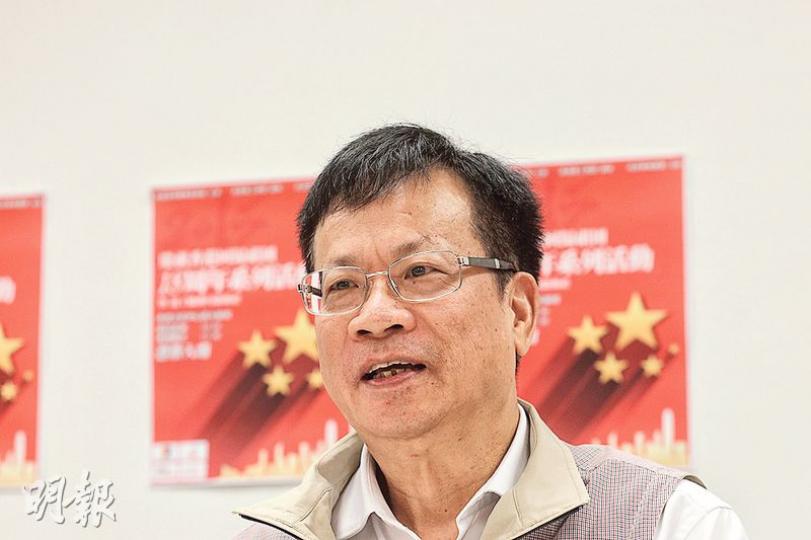 香港各界慶典委員會主席鄭耀棠表示，今年七一慶回歸活動主場轉移到尖沙嘴文化中心，中環灣仔一帶並無舉行慶祝活動，主因是場地問題，否認是避開民陣的七一遊行。（李紹昌攝）