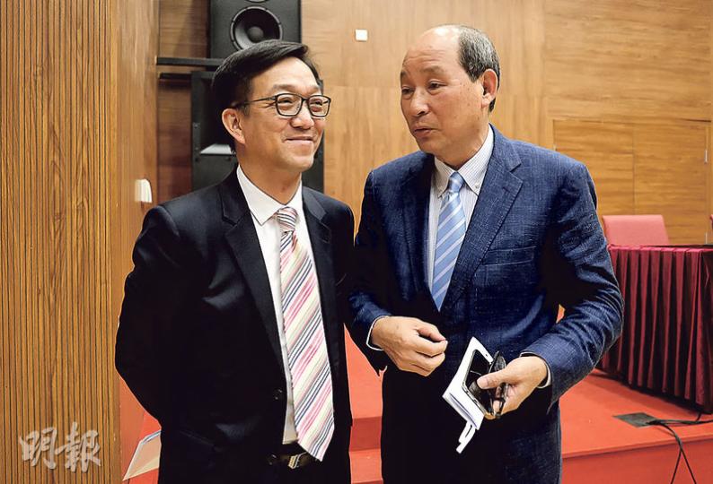 剛接棒鄉議局主席嘅劉業強（左）出席沙田鄉委會就職禮，同鄉議局副主席張學明密密斟。（余俊亮攝）