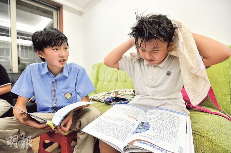 家住福田的港人陳太投訴,讀小六的長子(左)和幼子每天跨境上學,放學途程因水貨客湧關延誤,影響兒子作息和學習。(鄧宗弘攝) 家住福田的港人陳太投訴,讀小六的長子(左)和幼子每天跨境上學,放學途程因水貨客湧關延誤,影響兒子作息和學習。(鄧宗弘攝)