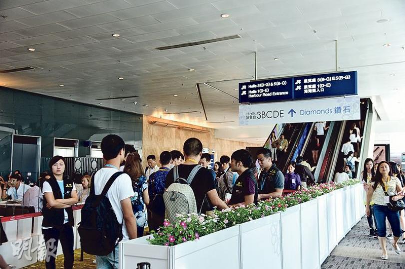 灣仔會展前日起舉行珠寶展,首天已發生12宗盜竊及企圖盜竊案件。昨日所見,警方已加強場內外警力,以防再有失竊。(賴俊傑攝) 灣仔會展前日起舉行珠寶展,首天已發生12宗盜竊及企圖盜竊案件。昨日所見,警方已加強場內外警力,以防再有失竊。(賴俊傑攝)