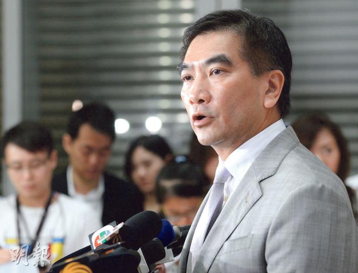 自由黨昨早應邀和特首梁振英會面,主席鍾國斌(圖)會後表示,梁主動提及這種會面應恆常化。他說,過去20個月太多爭拗,若特首主動緩和氣氛,對香港和政府往後兩年管治都絕對是好事。(劉焌陶攝) 自由黨昨早應邀和特首梁振英會面,主席鍾國斌(圖)會後表示,梁主動提及這種會面應恆常化。他說,過去20個月太多爭拗,若特首主動緩和氣氛,對香港和政府往後兩年管治都絕對是好事。(劉焌陶攝)