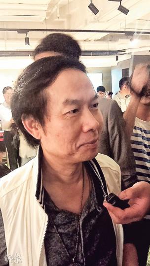 羅先生欲購SKYPARK一房單位收租投資。（林尚民攝）胡先生指SKYPARK位置旺，相信收租較「穩陣」。（林尚民攝）
