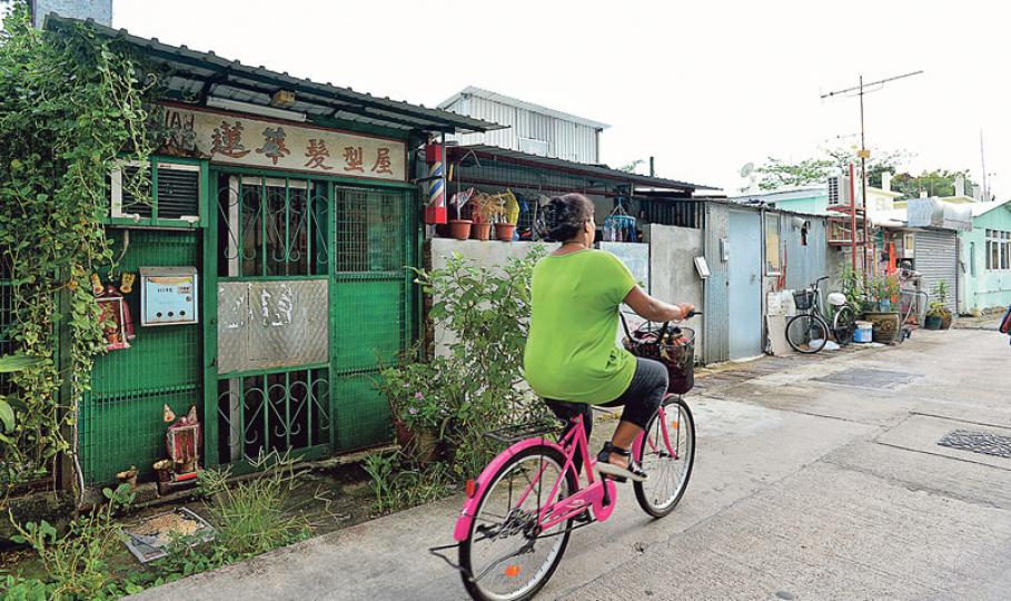 元朗錦田永隆圍的寮屋最近收到地主要求簽訂租約,大幅加租,更出信指很多寮屋違規。居民擔心租金過高,以及簽約後隨時被逼遷。(明報記者攝)元朗錦田永隆圍祖堂司理鄧先生(中間站立者)上周三(24日)向寮屋居民(右排坐者)解釋為何要簽租約,強調租約可以保障雙方,又指現場多違規僭建。(明報記者攝) 元朗錦田永隆圍的寮屋最近收到地主要求簽訂租約,大幅加租,更出信指很多寮屋違規。居民擔心租金過高,以及簽約後隨時被逼遷。(明報記者攝)元朗錦田永隆圍祖堂司理鄧先生(中間站立者)上周三(24日)向寮屋居民(右排坐者)解釋為何要簽租約,強調租約可以保障雙方,又指現場多違規僭建。(明報記者攝)